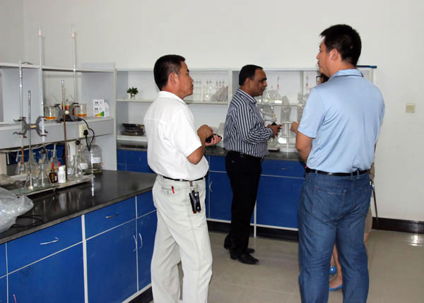 印尼外商考察我公司化驗檢測室